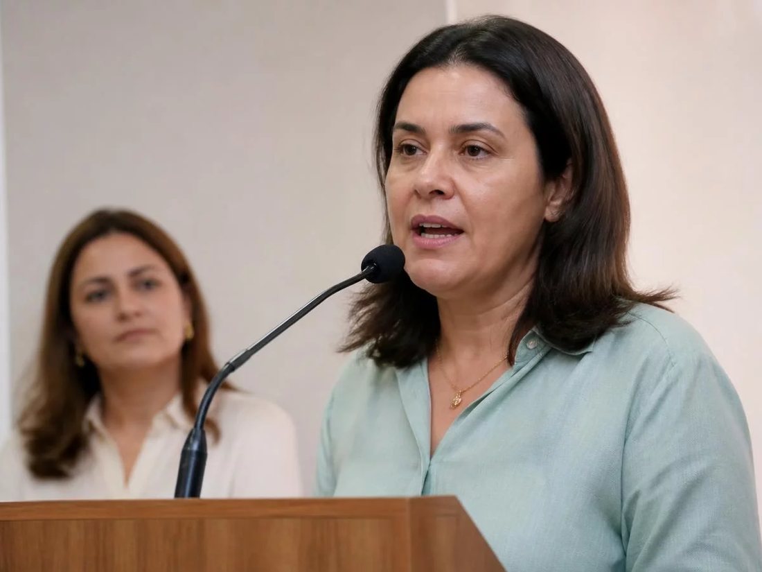 Mesa vista de cima, com um esquema de argumento traçado a lápis numa folha
